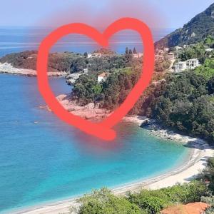 阿吉奥斯伊欧尼斯Katerina Fotopoulos Rooms & Apartments - Papanero com的海滩前的红色心形