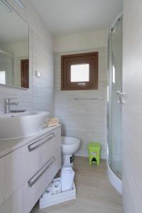 卡波利韦里拉克纳露营地的一间带水槽、卫生间和淋浴的浴室