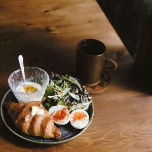 DahanMIAOKO青年旅館的鸡蛋,沙拉和咖啡的盘子