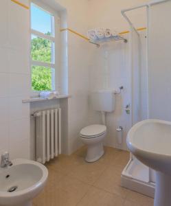 Balestrino卡德伯纳酒店的白色的浴室设有卫生间和水槽。