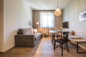 卡尔达罗Landhaus Lina的客厅配有沙发和桌子