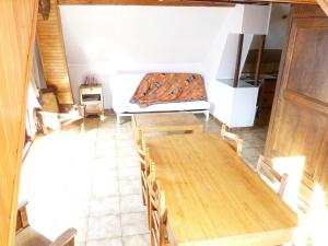 Saint-Christophe-en-OisansLe Relais des Ecrins的配有桌椅和沙发的房间