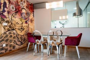 萨拉曼卡Maria Home的画前带桌椅的用餐室