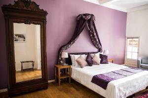 圣昂托南La Résidence Chambre d'Hotes的一间卧室配有一张大床和镜子