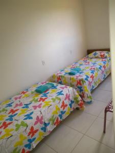 MateirosPousada Rio Novo Jalapão的两张睡床彼此相邻,位于一个房间里