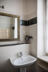 圣昂托南La Résidence Chambre d'Hotes的一间带水槽和镜子的浴室