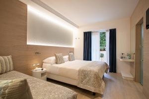 利尼亚诺萨比亚多罗丹尼尔酒店的酒店客房设有床和窗户。