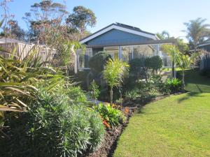 Lakes Entrance Waterfront Cottages with King Beds外面的花园