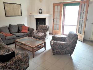 梅萨涅Tenuta Argiano的客厅配有沙发、椅子和桌子
