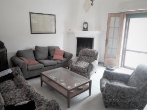 梅萨涅Tenuta Argiano的客厅配有沙发、椅子和桌子