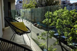 格丁尼亚Amarone的市景阳台的椅子