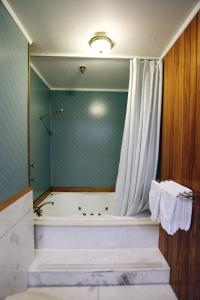 瓦纳卡酒店的一间浴室