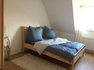 格拉尔-米里茨Meeresbrise的卧室内的一张带蓝色枕头的床
