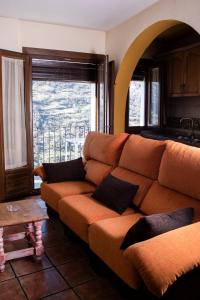卡皮雷拉维斯塔卫莱达公寓酒店的带沙发和大窗户的客厅