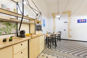 卡利亚里Residenza le Scalette的一间厨房,里面配有桌椅