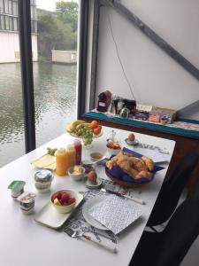 阿姆斯特丹Reiwa的船上的餐桌上放着食物