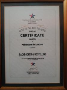 德班Mkhumbane Backpackers的一张照片中的证书照片