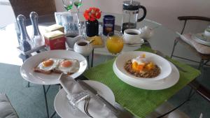努盖特角莫利纽克住宿加早餐旅馆的一张桌子,上面有两盘早餐食品