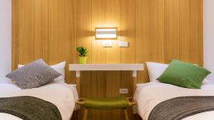 台北台北漫步 - 西门馆的带两张床和绿椅的客房