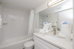 萨拉索塔Siesta Key Beach Resort and Suites的白色的浴室设有水槽和卫生间。