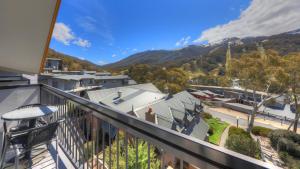 斯瑞德伯雪雁公寓式酒店的阳台享有城镇和山脉的景致。