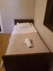 博尔若米Guest House Shvelidze的床上铺着毛巾的床