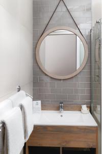 乔治洛瑞宾馆的一间带水槽和镜子的浴室
