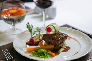 下龙湾La Regina Legend Cruise的桌上一盘带肉和蔬菜的食物