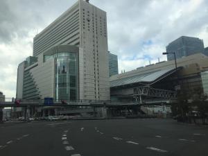 大阪ホテル リトルチャペルクリスマス 梅田的一条有交通灯和高楼城市街道