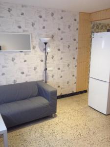 拉梅特拉·德·玛尔Apartament Leire II的带沙发和白色冰箱的客厅