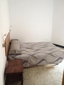 拉梅特拉·德·玛尔Apartament Leire II的一间卧室配有一张床和一张木桌