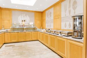 泰克伦堡图托贝格沃尔德环形酒店的厨房配有木制橱柜和台面