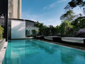 Blu Monkey Hub and Hotel Phuket - SHA Extra Plus内部或周边的泳池