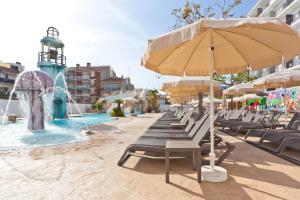 皮内达德马尔30º Hotels - Hotel Pineda Splash的游泳池设有椅子、遮阳伞和喷泉