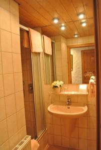 埃森佳斯格博酒店的一间带水槽和镜子的浴室