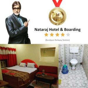 BarddhamānNataraj Hotel and Boarding的站在酒店房间,有床的男人