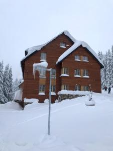 霍尔尼米瑟克基Apartmán Horní Mísečky J4的一座大砖房,有雪