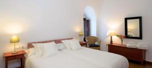 科尔多瓦Entre 2 Mezquitas的卧室配有一张白色大床和镜子