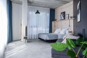 圣塞瓦斯蒂安Talo Urban Rooms的一间卧室配有一张床和一张沙发