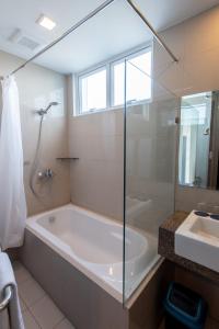 麦克坦麦克坦纽敦C套房公寓的带浴缸和盥洗盆的浴室
