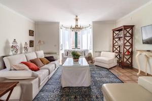 OturaVilla La Piedad的客厅配有白色家具和吊灯。