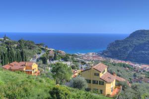菲纳莱利古雷La Locanda di Cucco的海边小山上的一个小镇