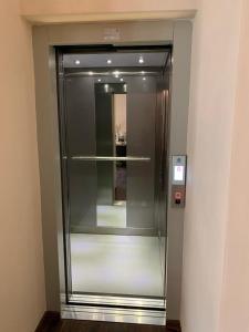 波尔莱扎B & B Sul Lago的一座带玻璃门的建筑中的电梯