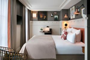 巴黎皇家马德琳酒店及水疗中心的一间卧室设有一张床和一个窗口