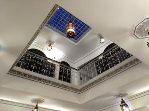 丹吉尔汀吉斯摩洛哥传统庭院住宅的一间拥有蓝色玻璃天花板的客房