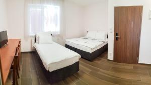 布拉格Apartment De Luna的小房间设有两张床和橱柜