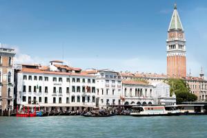 威尼斯摩纳哥大运河酒店的水面上乘船的城市景观