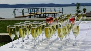 鲍洛通塞迈什骑手海滩酒店的水边桌子上一排香槟杯