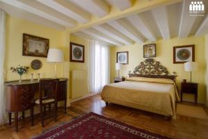 威尼斯Ca' Cerchieri Mezzanine的一间卧室配有一张床、一张桌子和一个窗户。
