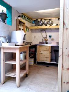 特拉维夫1000Nights Guest House - Near the beach的一个带水槽和柜台的小厨房